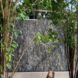 Mur dans un décor naturel zen